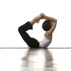 Posturas de yoga para los cálculos biliares | SportsRec