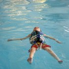 Cómo nadar con un chaleco salvavidas
