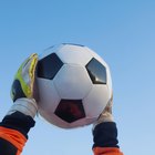 ¿Qué ocurre si un portero está fuera del área de penalti con el balón en las manos durante un partido de fútbol?