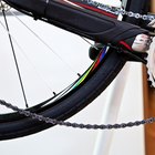 ¿Cómo ajustar la tensión de la cadena en una bicicleta de montaña?