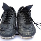 ¿Cómo se eliminan las marcas de goma del césped de las botas de fútbol?