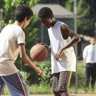 Juegos de relevos de baloncesto para alumnos de primaria